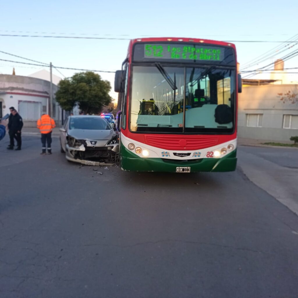 Chocaron un colectivo y un auto en barrio Universitario – frente a Cano