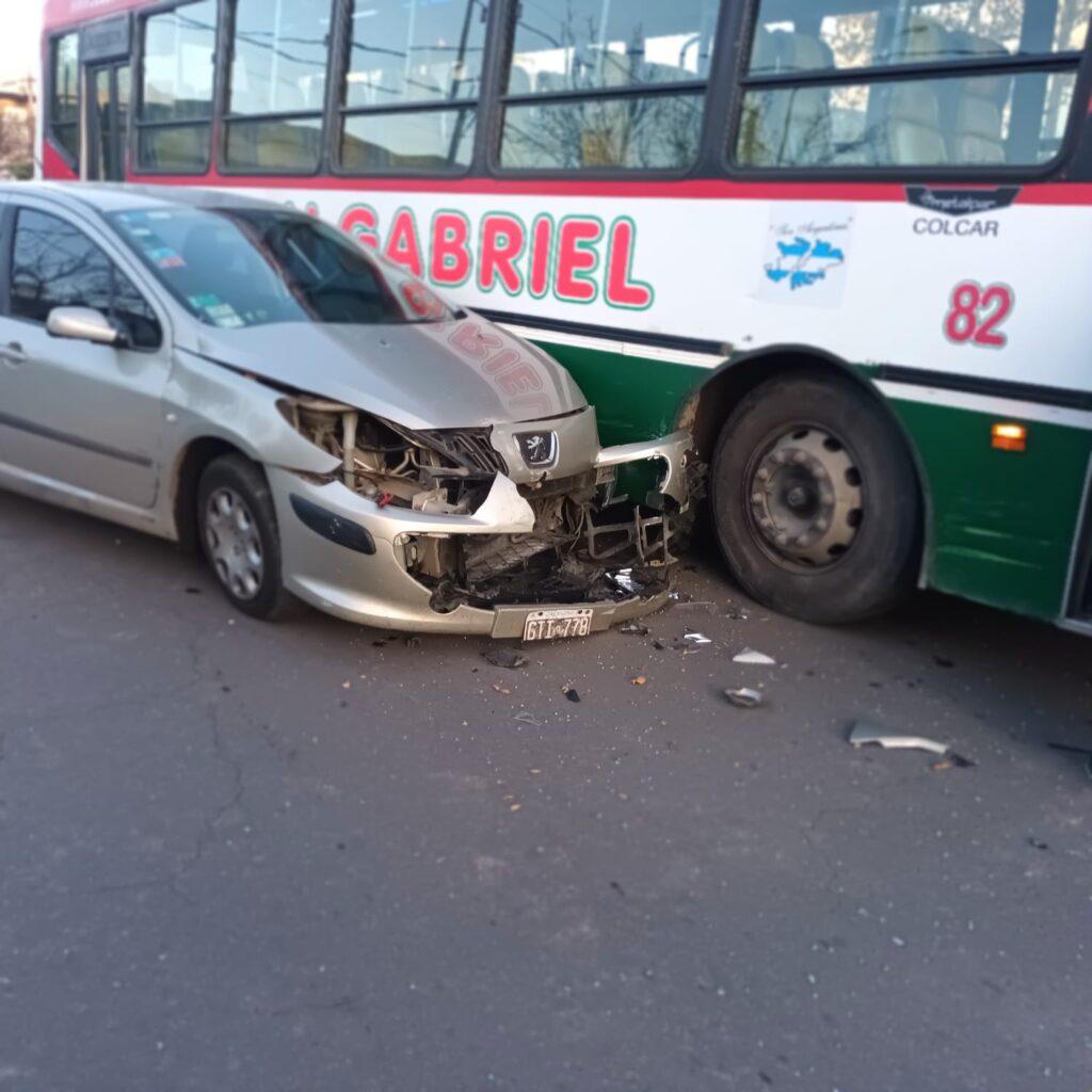 Chocaron un colectivo y un auto en barrio Universitario – frente a Cano