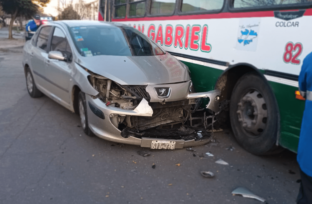 Chocaron un colectivo y un auto en barrio Universitario – frente a Cano