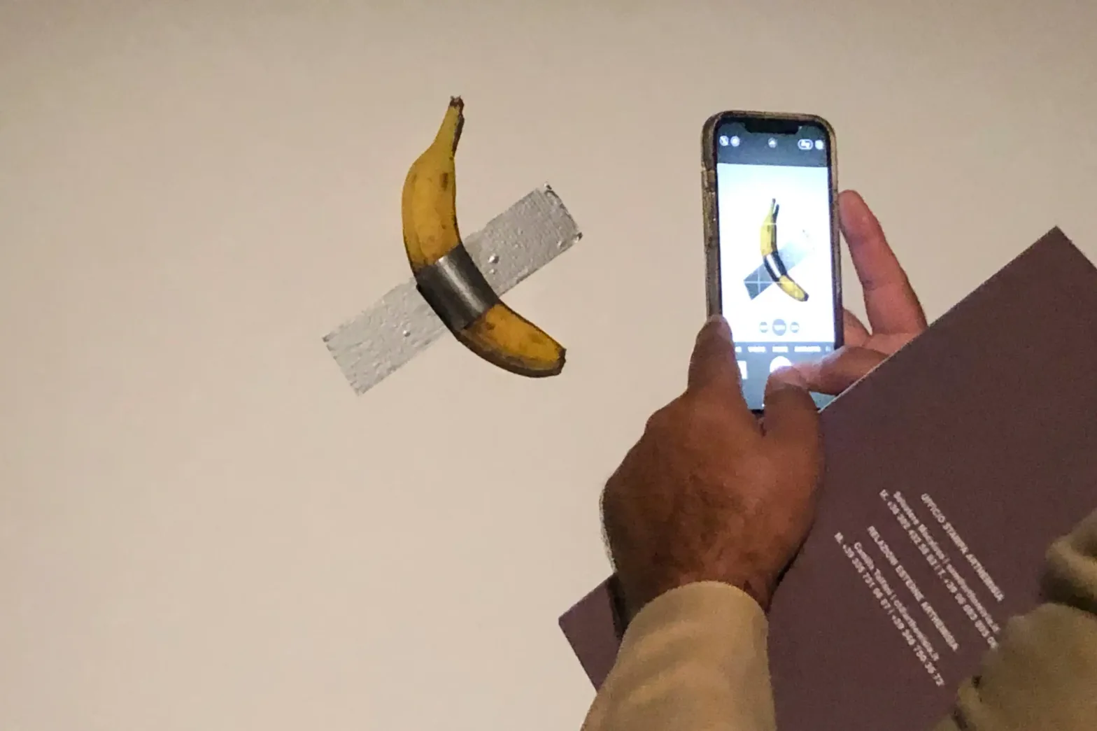 Subastan por 1 millón de dólares la polémica banana pegada a una pared